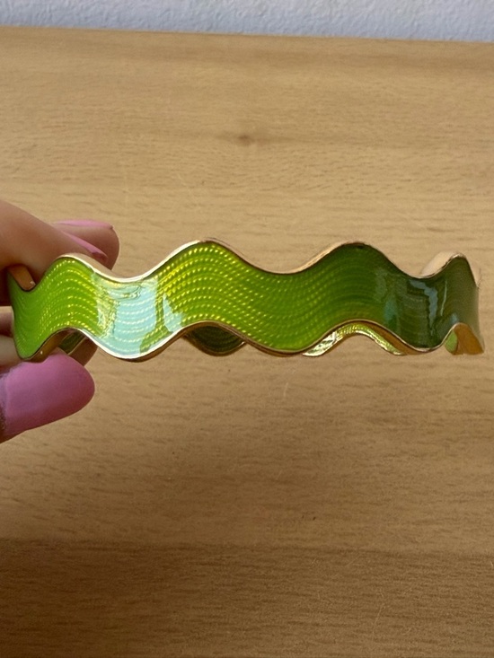 KATE SPADE NEW YORK AVOCADO GREEN ENAMEL WAIVY BANGLE BRACELET GOLD TONE METAL - Picture 15 of 16